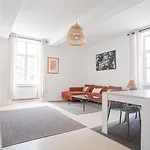 Elegant & Spacious - Steps From Cathedral דירה