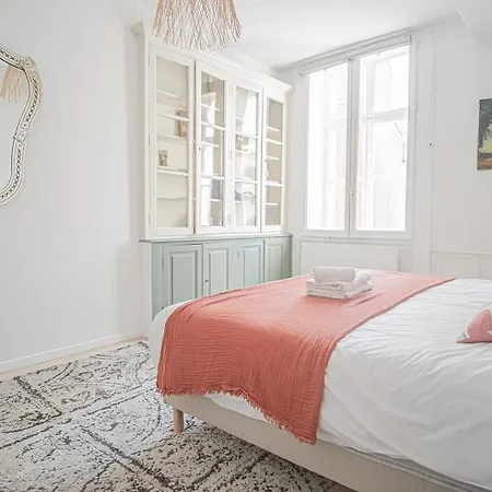 Elegant & Spacious - Steps From Cathedral דירה