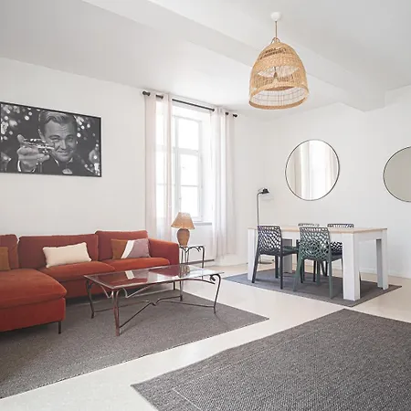 Elegant & Spacious - Steps From Cathedral