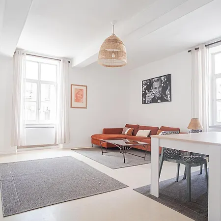 Elegant & Spacious - Steps From Cathedral Apartment