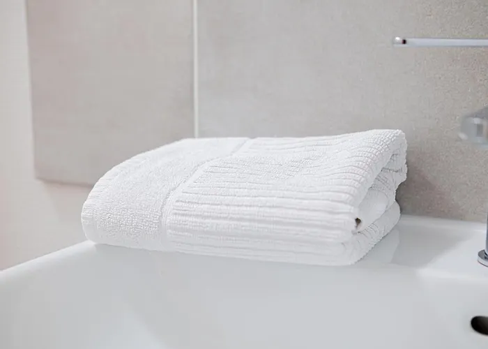 Elegant & Spacious - Steps From Cathedral Lägenhet