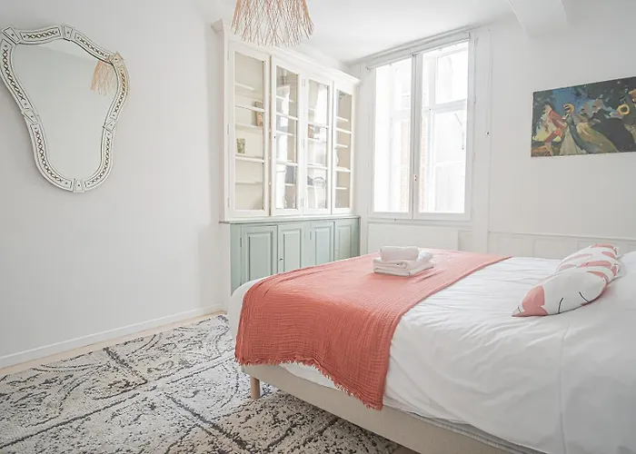 Elegant & Spacious - Steps From Cathedral Lägenhet