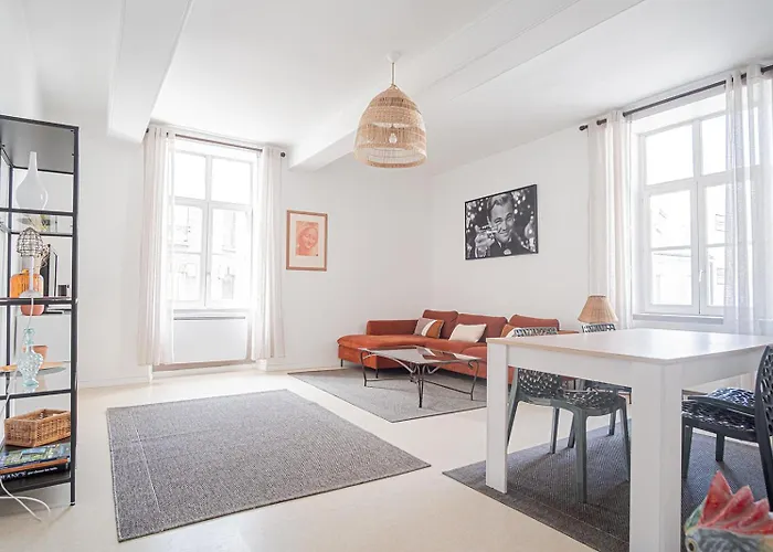 Elegant & Spacious - Steps From Cathedral Lägenhet