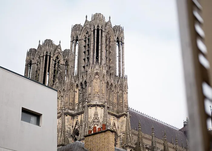 Lägenhet Elegant & Spacious - Steps From Cathedral *